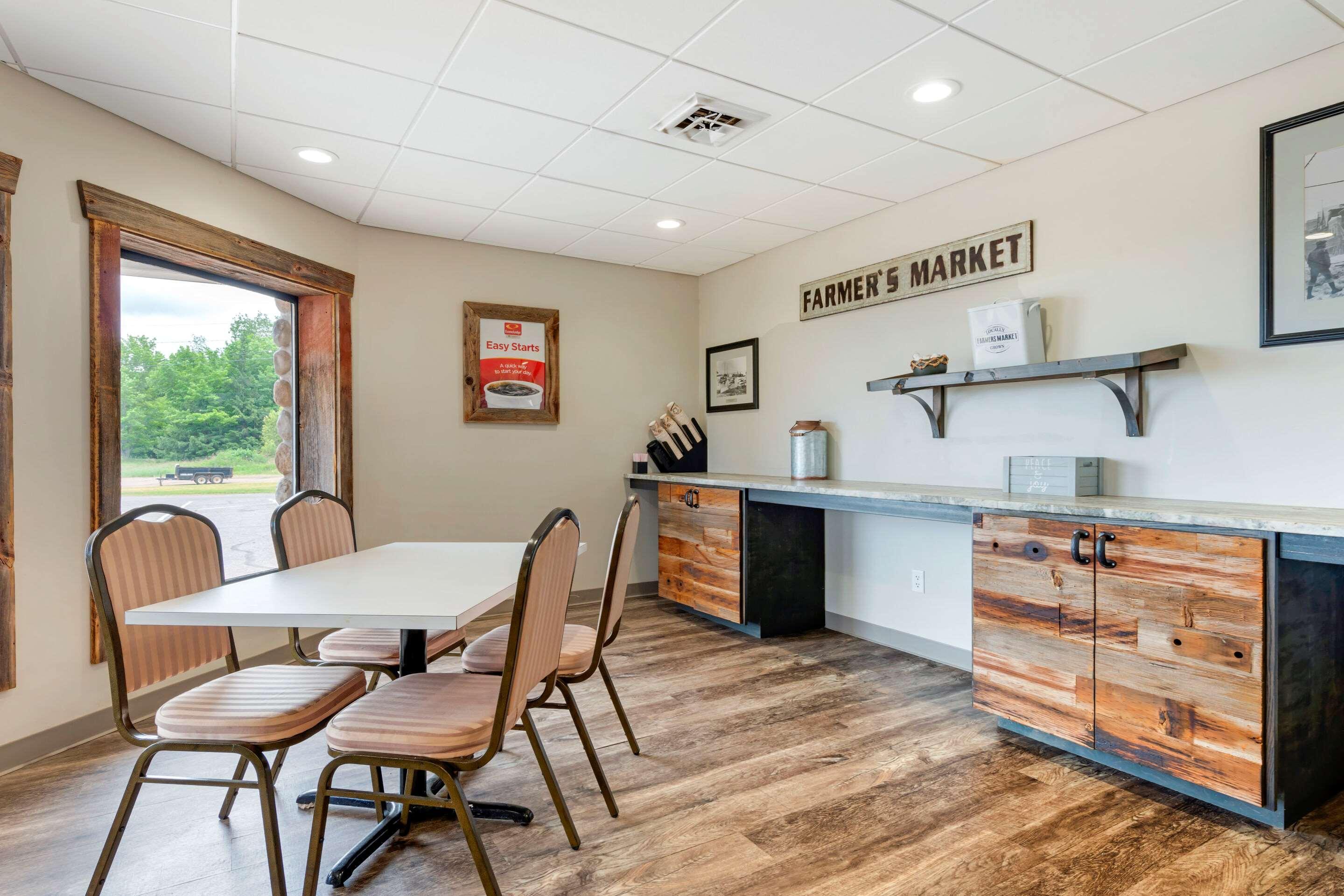 Econo Lodge Lakeview Маркетт Экстерьер фото